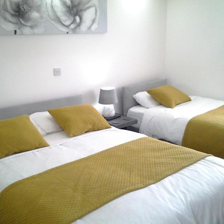 Lady Charlotte Guest Rooms Triple Rooms Dowlais Eksteriør bilde