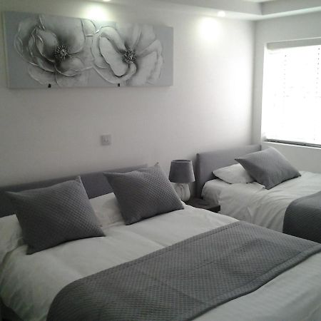 Lady Charlotte Guest Rooms Triple Rooms Dowlais Eksteriør bilde
