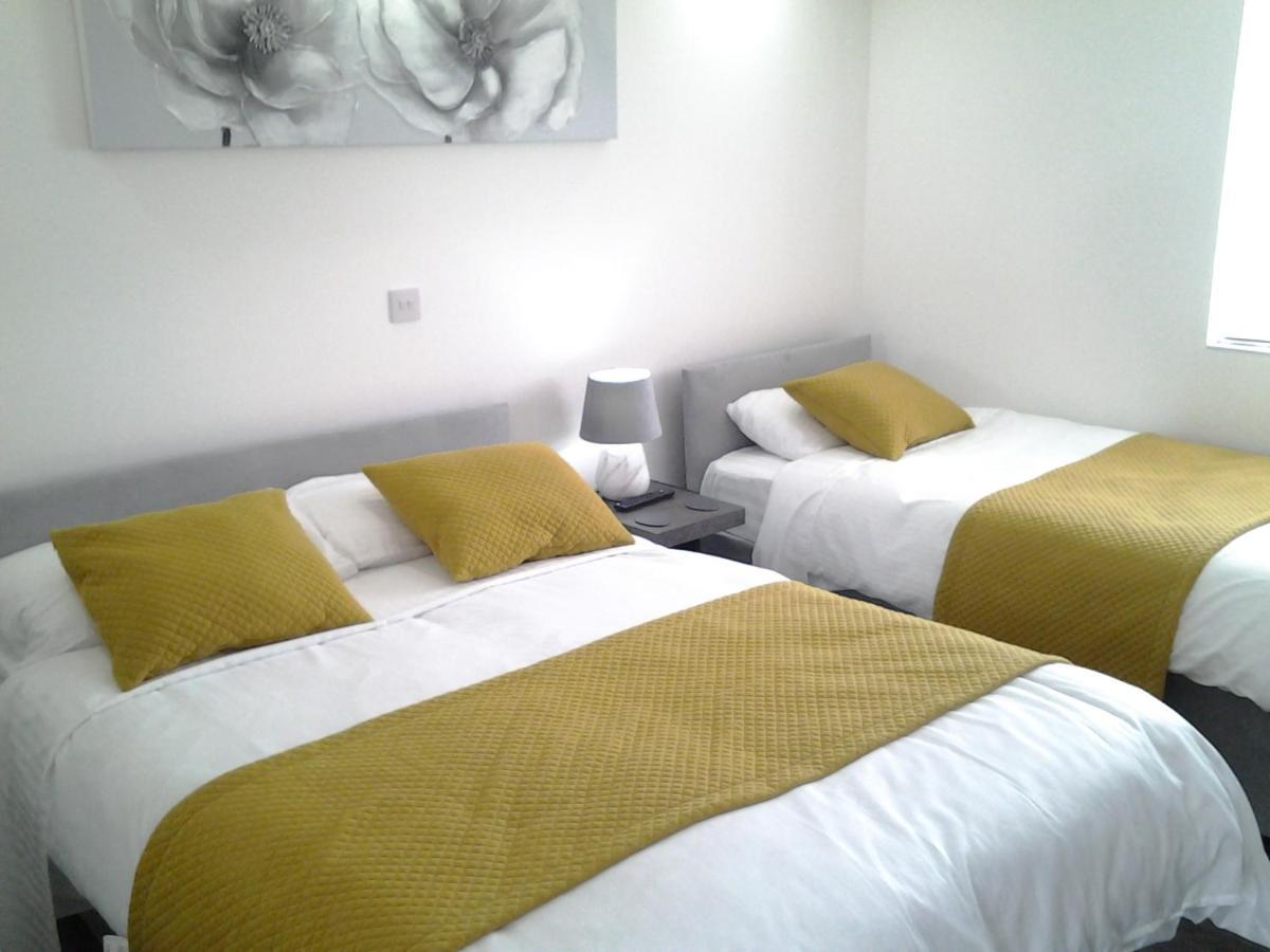 Lady Charlotte Guest Rooms Triple Rooms Dowlais Eksteriør bilde