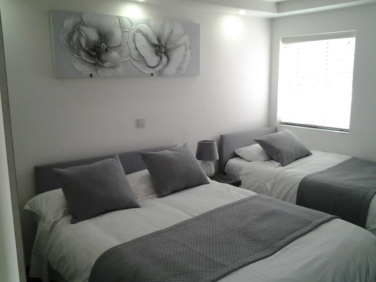 Lady Charlotte Guest Rooms Triple Rooms Dowlais Eksteriør bilde
