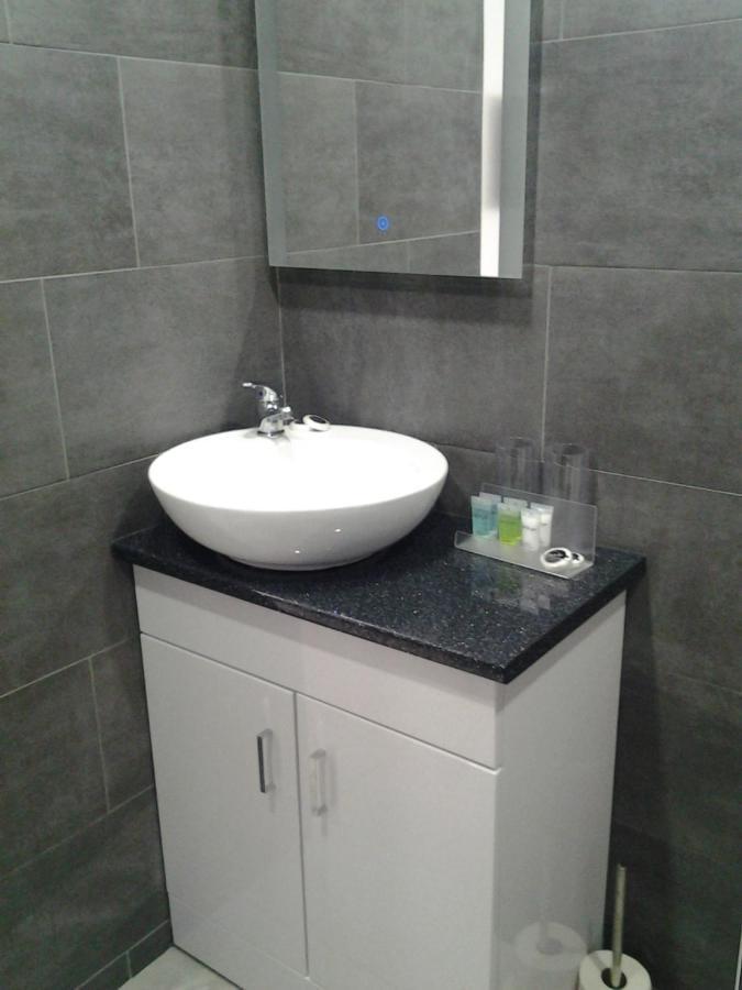 Lady Charlotte Guest Rooms Triple Rooms Dowlais Eksteriør bilde