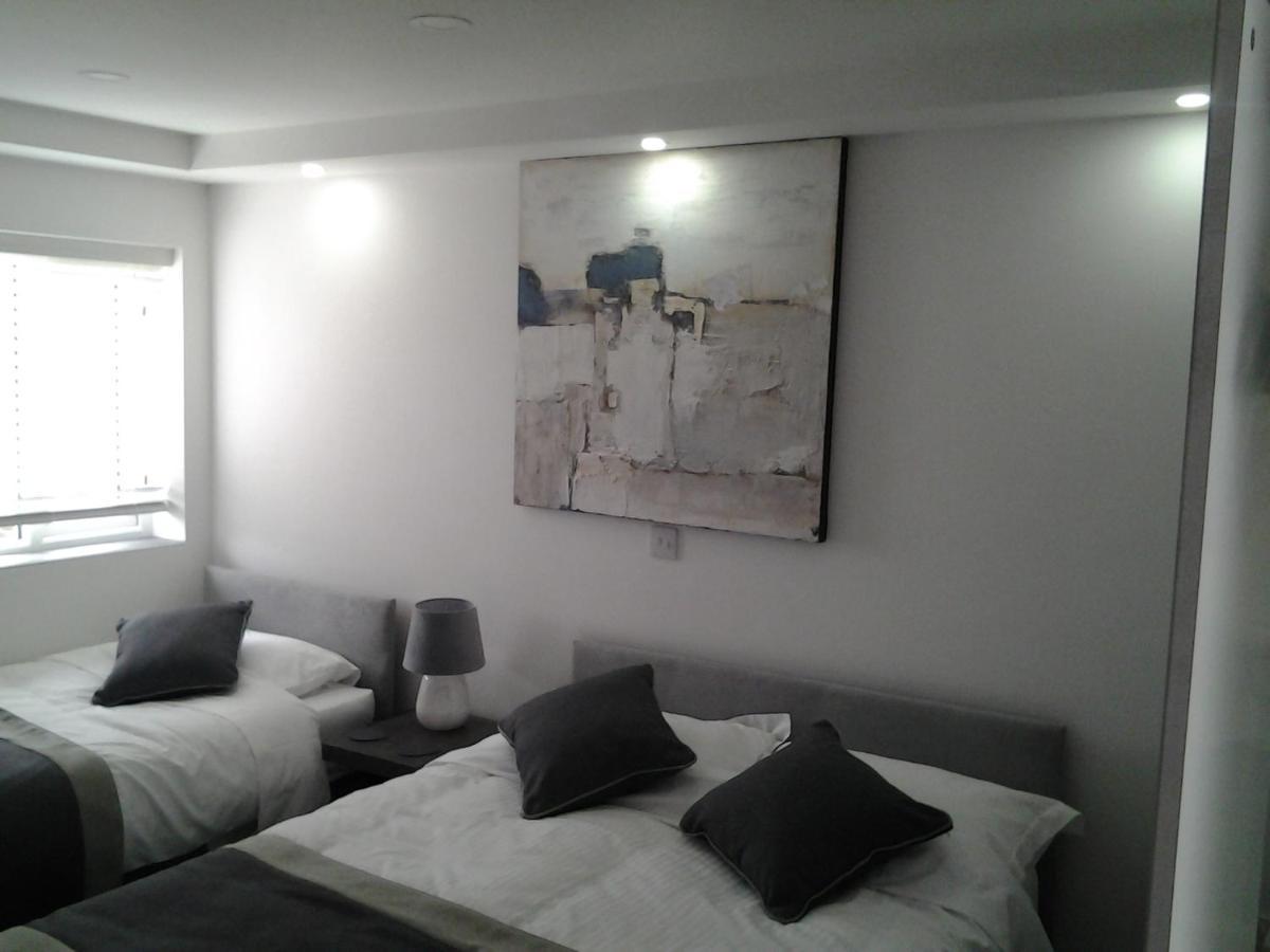 Lady Charlotte Guest Rooms Triple Rooms Dowlais Eksteriør bilde