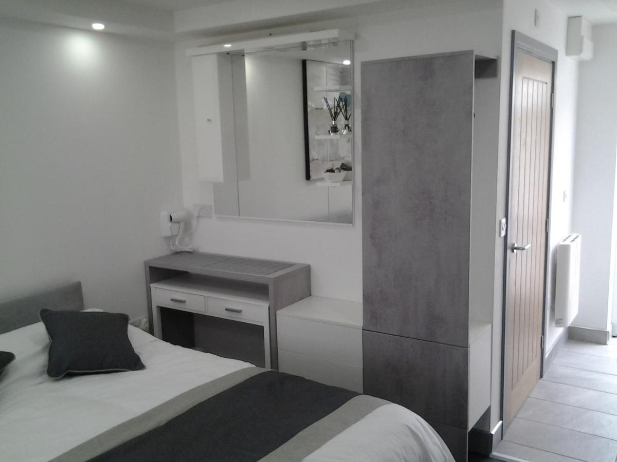 Lady Charlotte Guest Rooms Triple Rooms Dowlais Eksteriør bilde