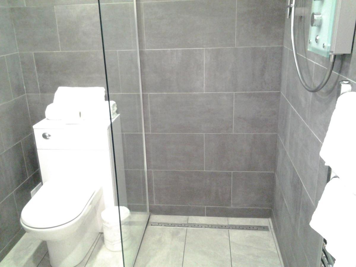 Lady Charlotte Guest Rooms Triple Rooms Dowlais Eksteriør bilde