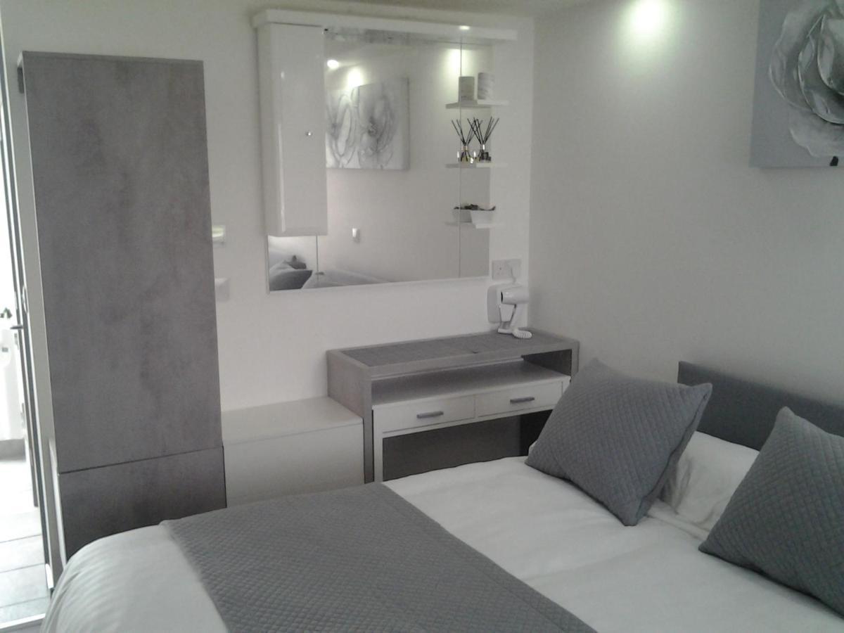Lady Charlotte Guest Rooms Triple Rooms Dowlais Eksteriør bilde
