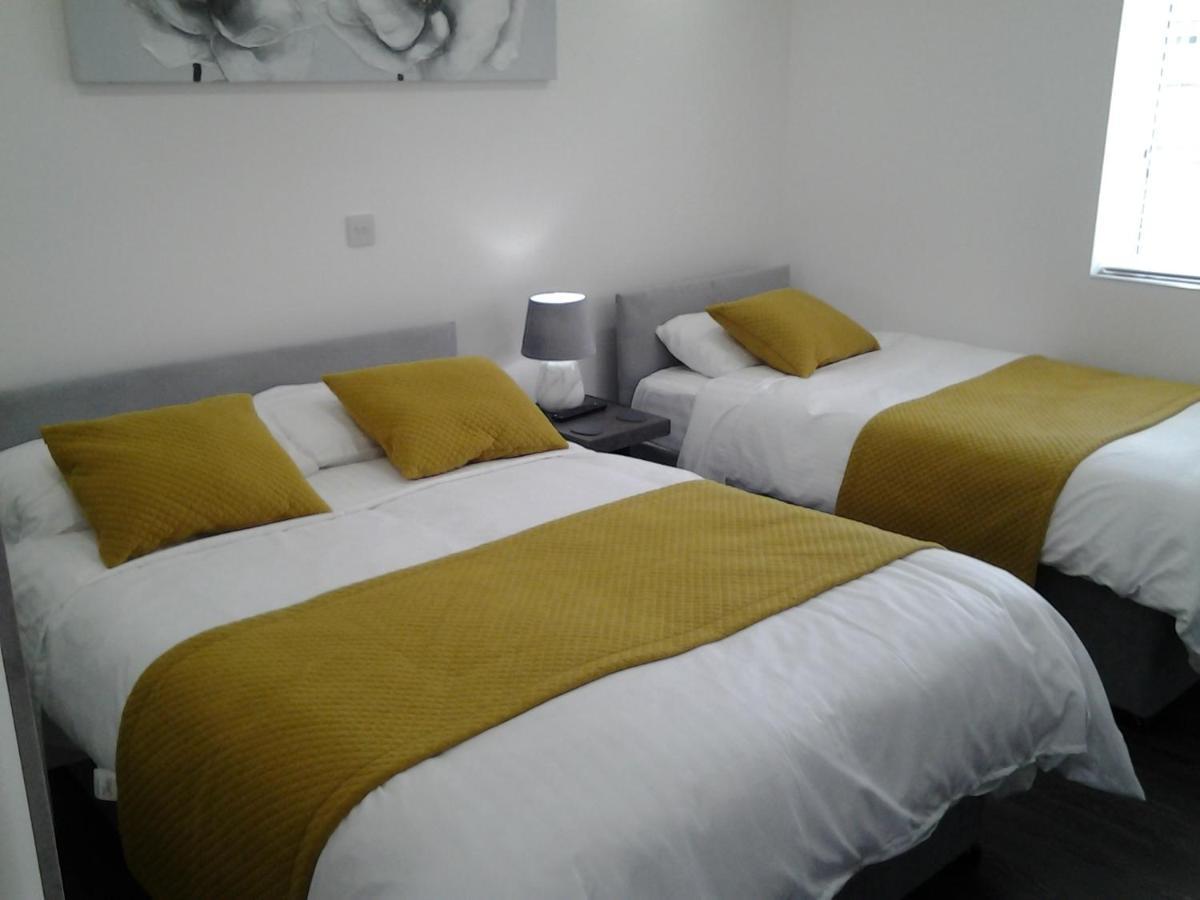 Lady Charlotte Guest Rooms Triple Rooms Dowlais Eksteriør bilde