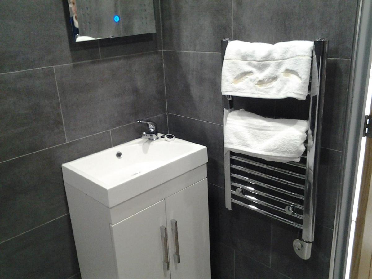 Lady Charlotte Guest Rooms Triple Rooms Dowlais Eksteriør bilde