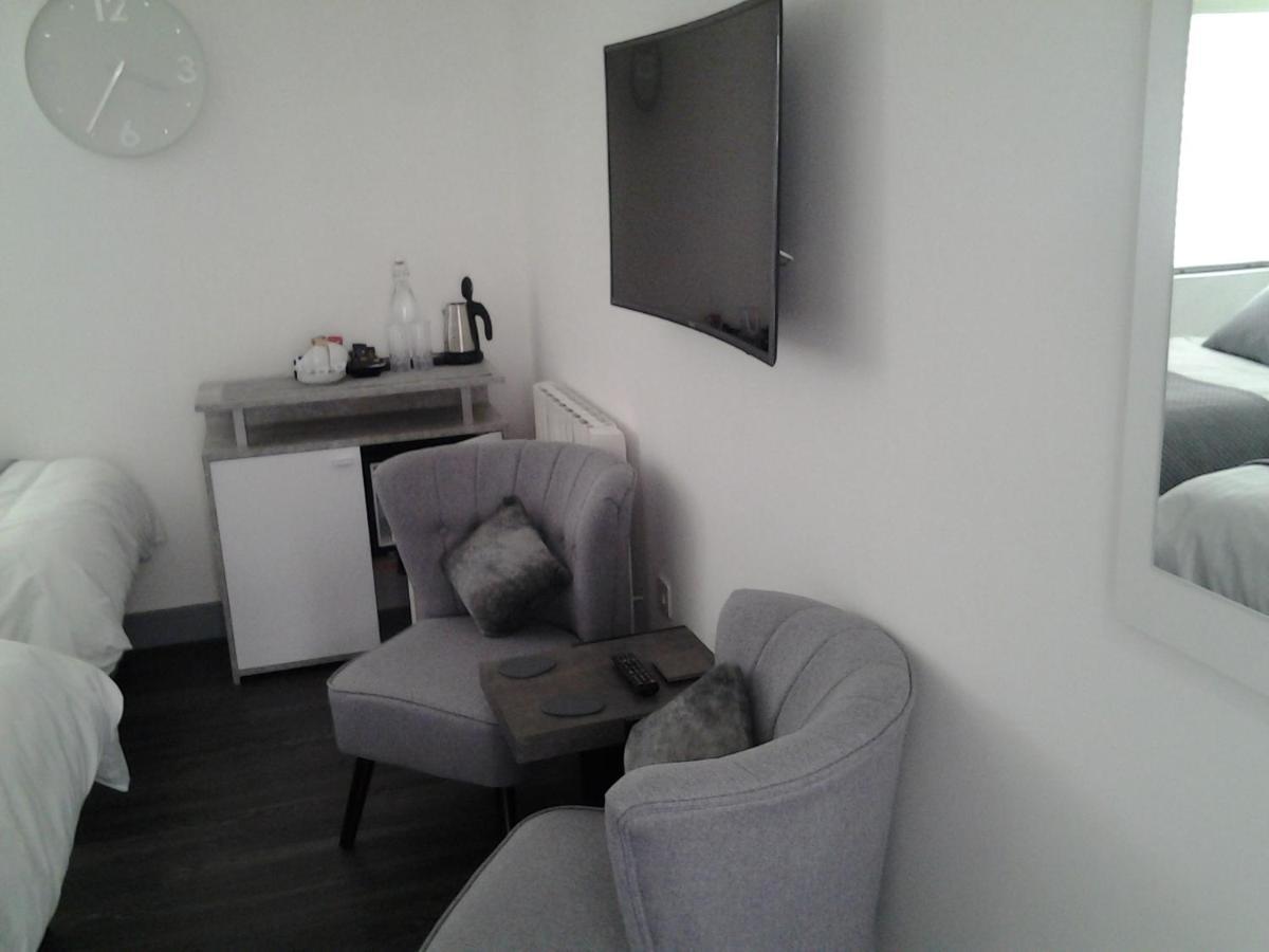 Lady Charlotte Guest Rooms Triple Rooms Dowlais Eksteriør bilde