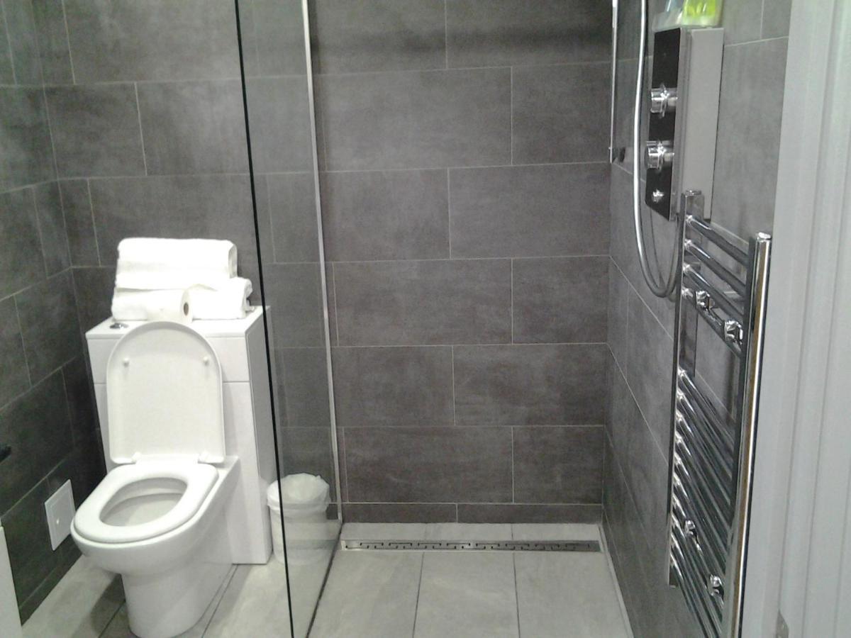 Lady Charlotte Guest Rooms Triple Rooms Dowlais Eksteriør bilde