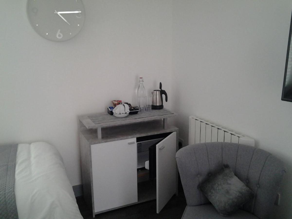 Lady Charlotte Guest Rooms Triple Rooms Dowlais Eksteriør bilde