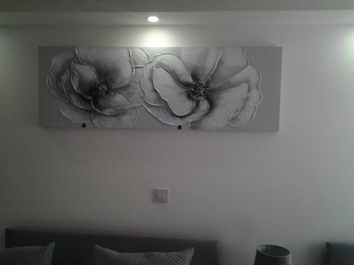 Lady Charlotte Guest Rooms Triple Rooms Dowlais Eksteriør bilde