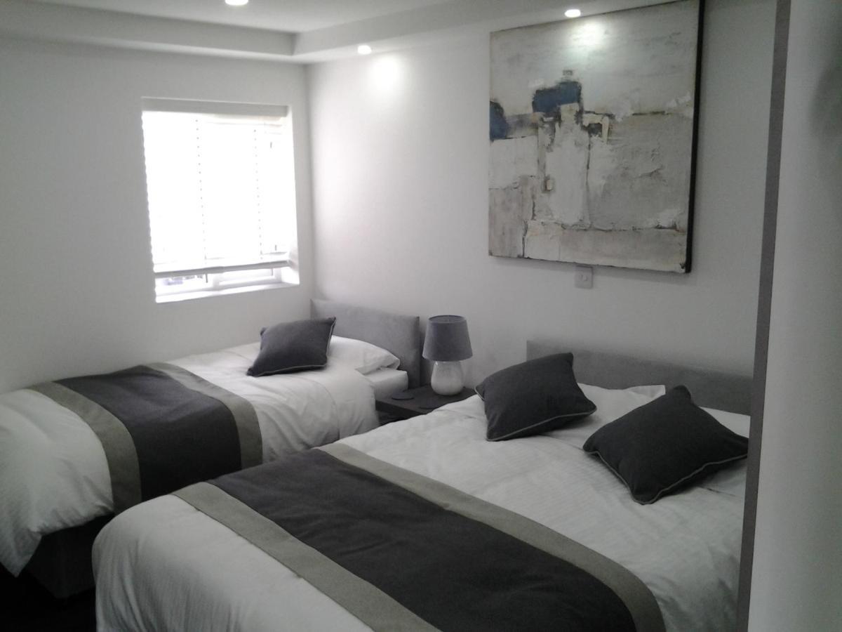 Lady Charlotte Guest Rooms Triple Rooms Dowlais Eksteriør bilde