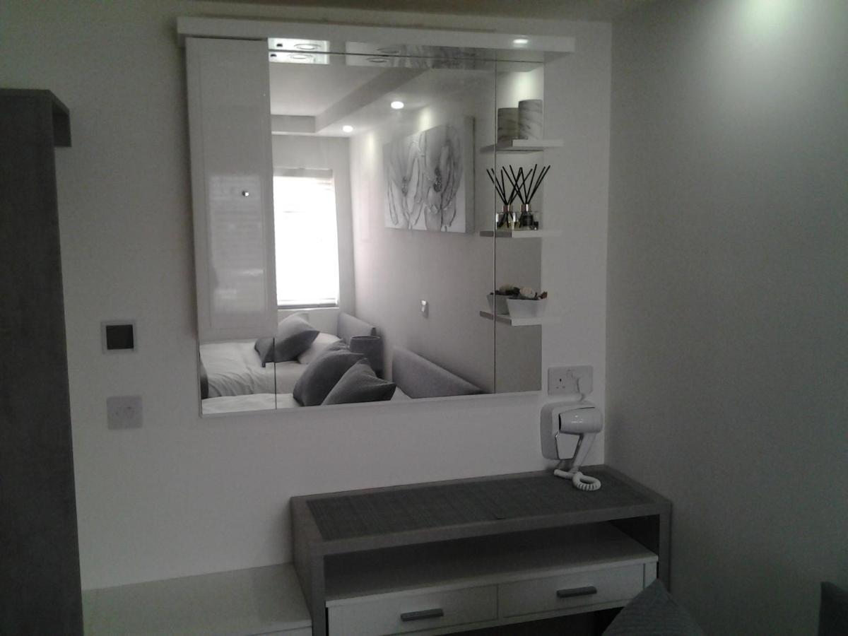 Lady Charlotte Guest Rooms Triple Rooms Dowlais Eksteriør bilde