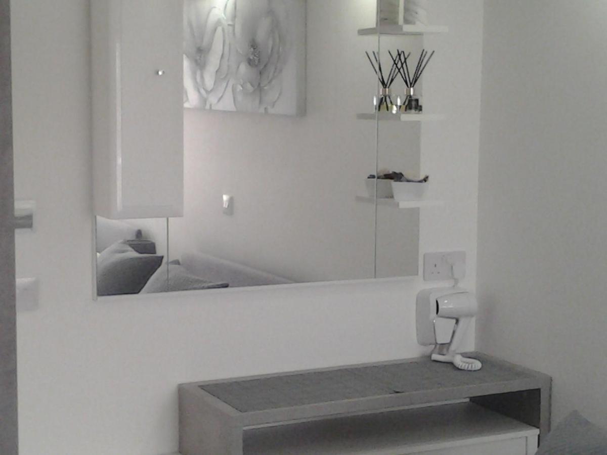 Lady Charlotte Guest Rooms Triple Rooms Dowlais Eksteriør bilde