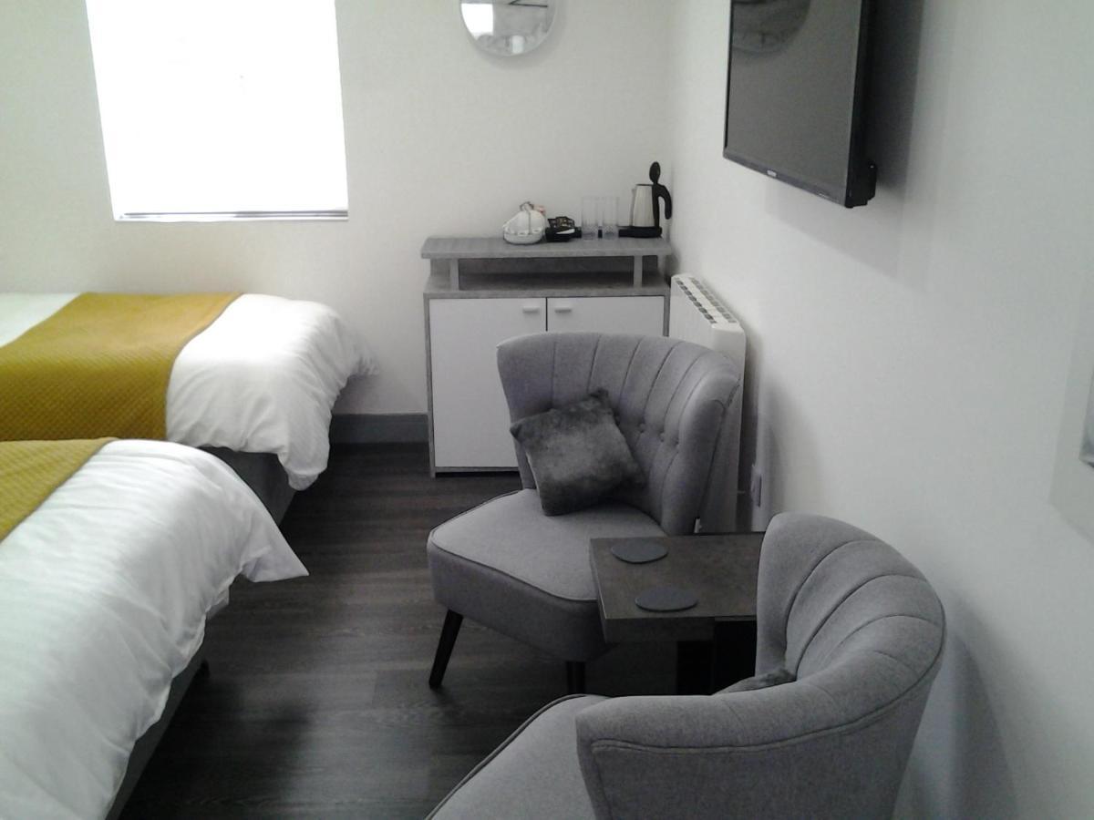 Lady Charlotte Guest Rooms Triple Rooms Dowlais Eksteriør bilde