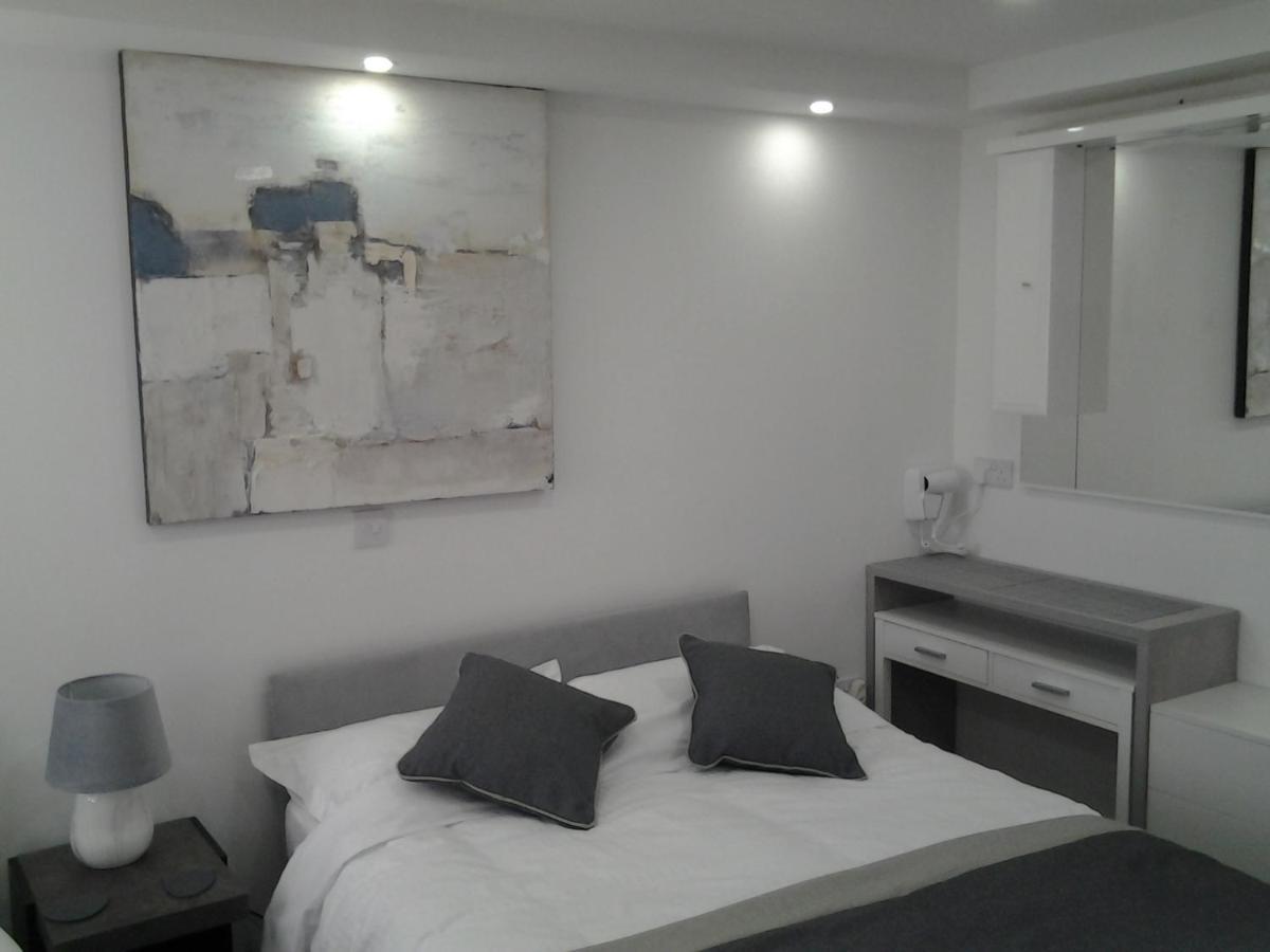 Lady Charlotte Guest Rooms Triple Rooms Dowlais Eksteriør bilde