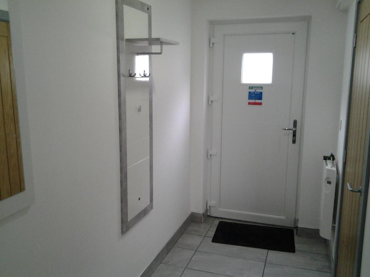Lady Charlotte Guest Rooms Triple Rooms Dowlais Eksteriør bilde