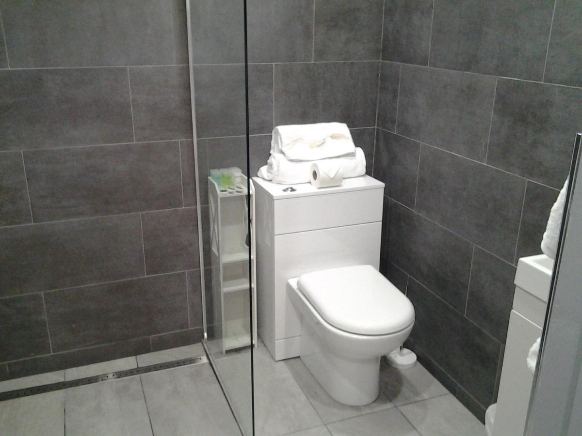Lady Charlotte Guest Rooms Triple Rooms Dowlais Eksteriør bilde