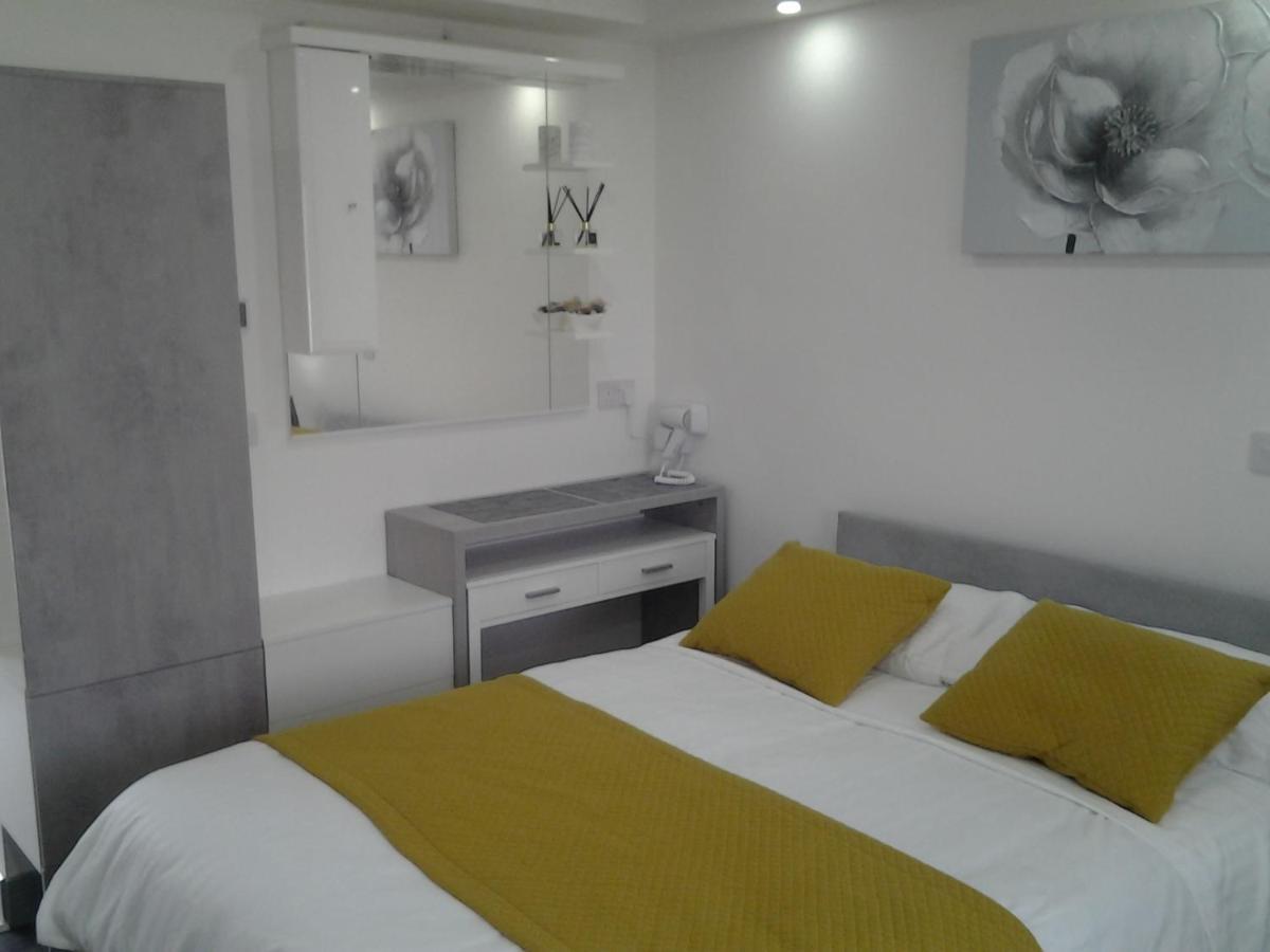 Lady Charlotte Guest Rooms Triple Rooms Dowlais Eksteriør bilde