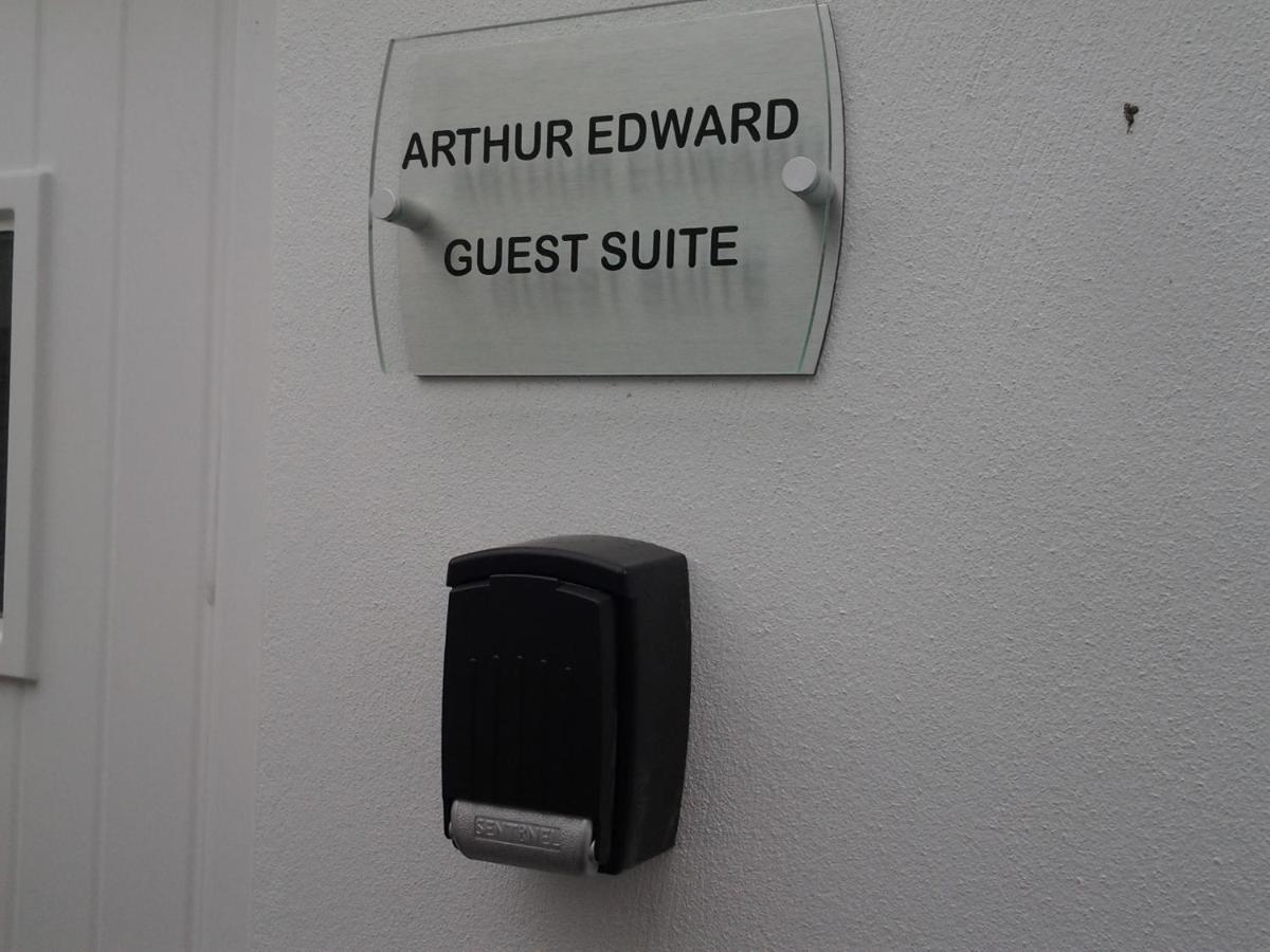 Lady Charlotte Guest Rooms Triple Rooms Dowlais Eksteriør bilde