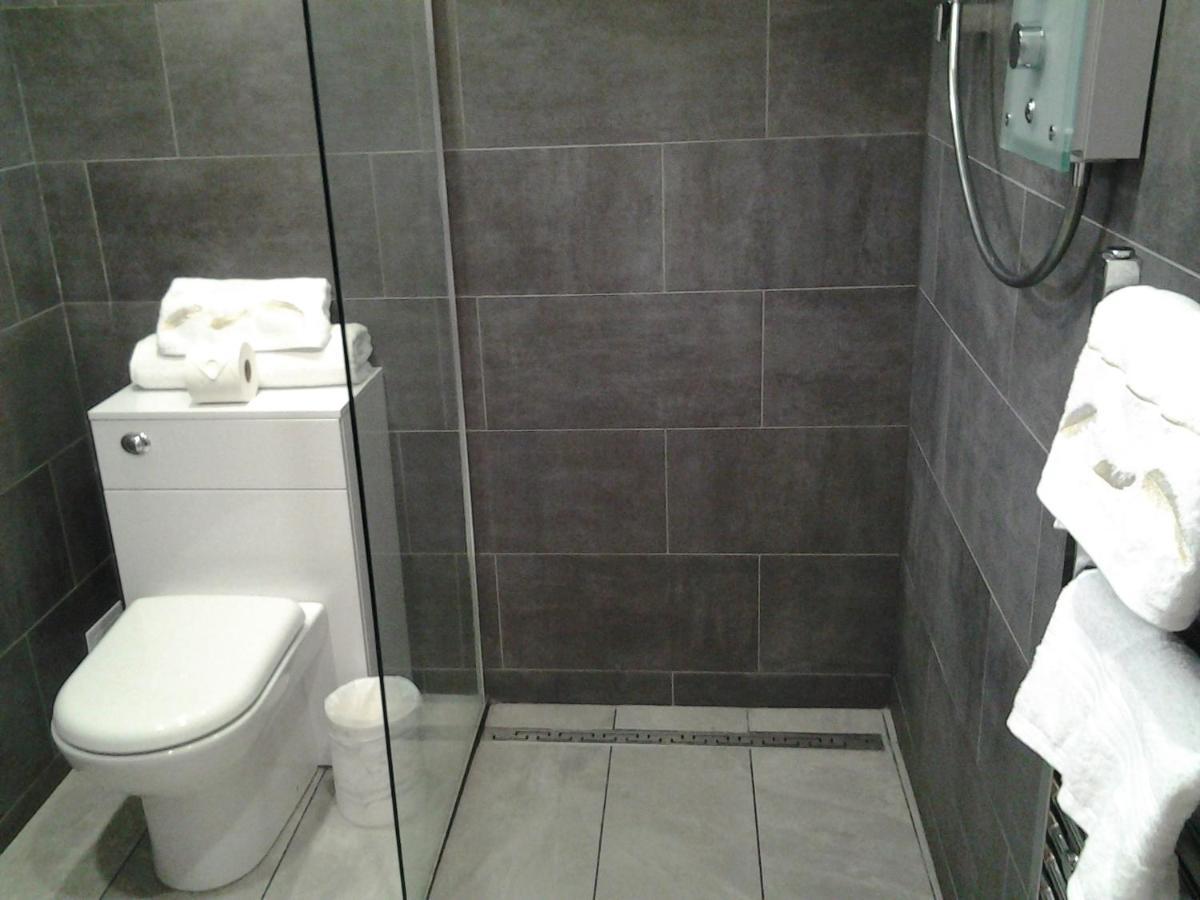Lady Charlotte Guest Rooms Triple Rooms Dowlais Eksteriør bilde