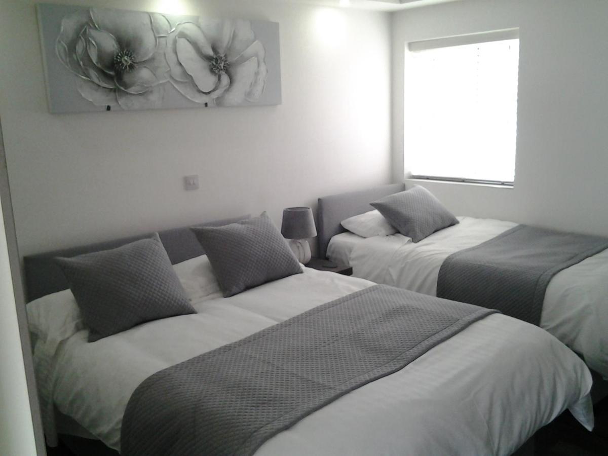 Lady Charlotte Guest Rooms Triple Rooms Dowlais Eksteriør bilde
